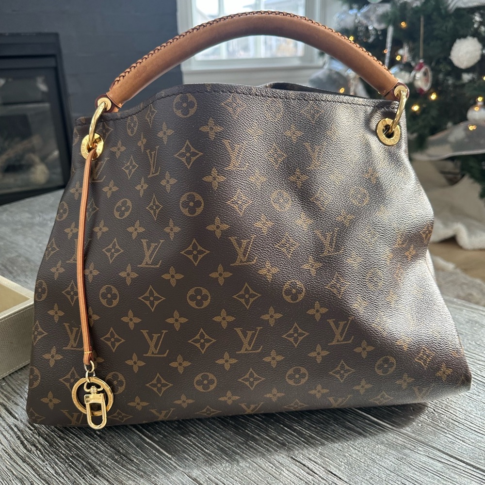 Large LV shoulder bag☺️ - Picture 2 of 5